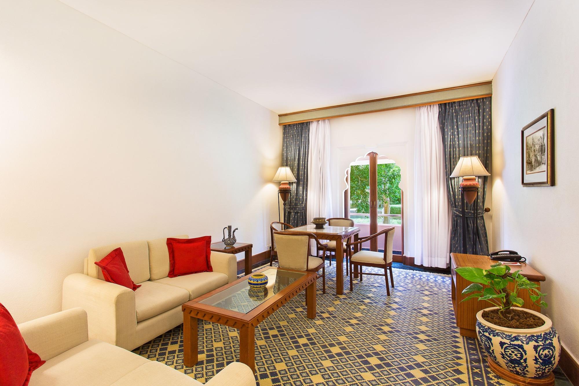 트라이던트 자이푸르 호텔 외부 사진 A living room at the hotel