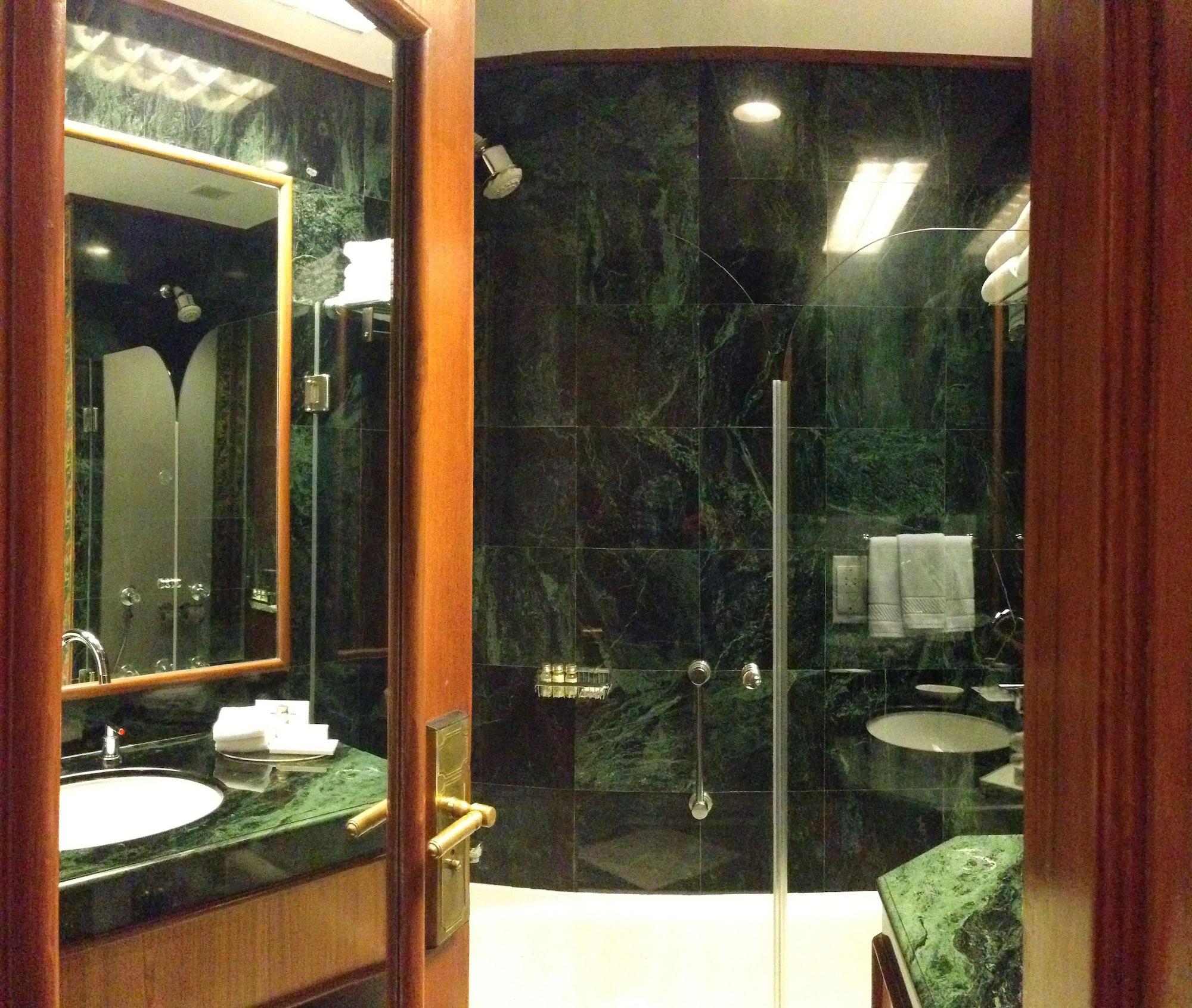 트라이던트 자이푸르 호텔 외부 사진 Bathroom